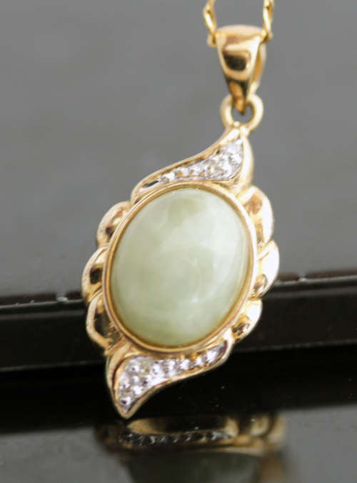ELEGANT JADE AND DIAMOND PENDANT IN 9ct YELLOW GOLD. LONDON ASSAY. 44CM ITALIAN GOLD CHAIN