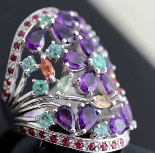 VIBRANT LARGE AMETHYST, EMERALD, RUBY AND SAPPHIRE STERLING SILVER RING. FLORAL DESIGN.925