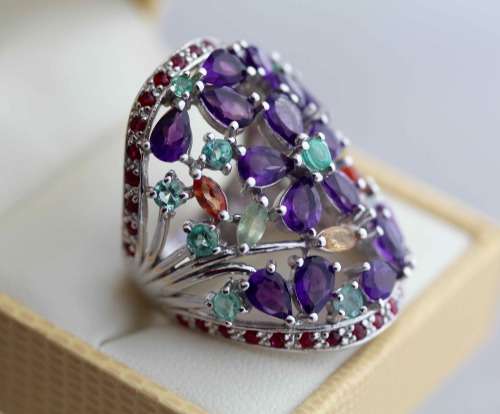 VIBRANT LARGE AMETHYST, EMERALD, RUBY AND SAPPHIRE STERLING SILVER RING. FLORAL DESIGN.925