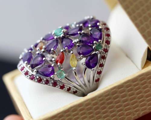 VIBRANT LARGE AMETHYST, EMERALD, RUBY AND SAPPHIRE STERLING SILVER RING. FLORAL DESIGN.925