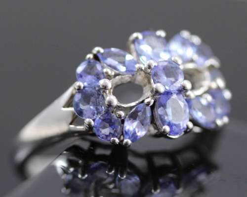 TANZANITE AND STERLING SILVER RING. STRONG VIOLET COLOUR, CREATIVE DESIGN. 925.