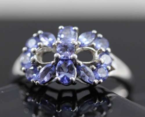 TANZANITE AND STERLING SILVER RING. STRONG VIOLET COLOUR, CREATIVE DESIGN. 925.