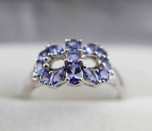 TANZANITE AND STERLING SILVER RING. STRONG VIOLET COLOUR, CREATIVE DESIGN. 925.