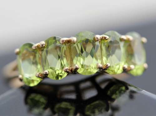 BRIGHT AND SHOWY 5 STONE 1,4ct PERIDOT RING 9ct YELLOW GOLD. 375 BIRMINGHAM ASSAY