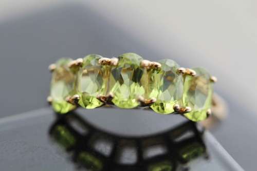 BRIGHT AND SHOWY 5 STONE 1,4ct PERIDOT RING 9ct YELLOW GOLD. 375 BIRMINGHAM ASSAY