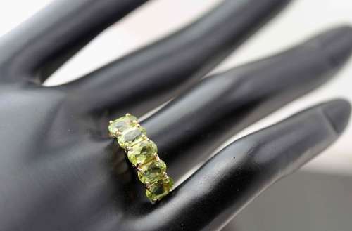 BRIGHT AND SHOWY 5 STONE 1,4ct PERIDOT RING 9ct YELLOW GOLD. 375 BIRMINGHAM ASSAY