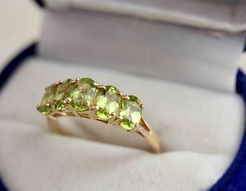 BRIGHT AND SHOWY 5 STONE 1,4ct PERIDOT RING 9ct YELLOW GOLD. 375 BIRMINGHAM ASSAY