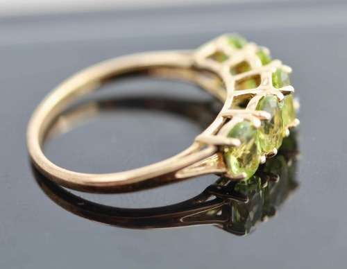 BRIGHT AND SHOWY 5 STONE 1,4ct PERIDOT RING 9ct YELLOW GOLD. 375 BIRMINGHAM ASSAY