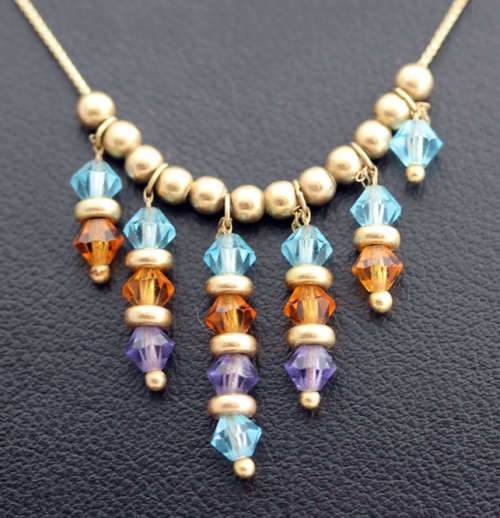 UNUSUAL VINTAGE CRYSTAL AND 9CT YELLOW GOLD FRINGED NECKLACE. 375. SHEFFIELD ASSAY