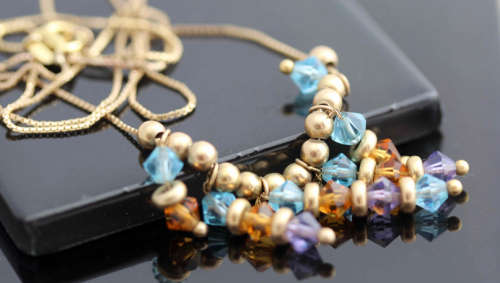 UNUSUAL VINTAGE CRYSTAL AND 9CT YELLOW GOLD FRINGED NECKLACE. 375. SHEFFIELD ASSAY