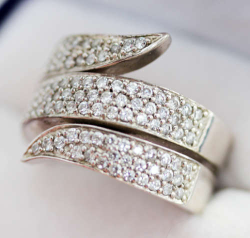 ELEGANT STERLING SILVER AND CRYSTAL RING. 925. VINTAGE PIECE CONTEMPORARY DESIGN