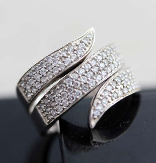 ELEGANT STERLING SILVER AND CRYSTAL RING. 925. VINTAGE PIECE CONTEMPORARY DESIGN
