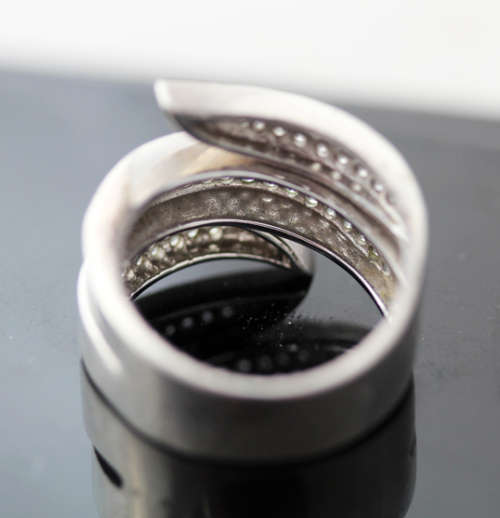 ELEGANT STERLING SILVER AND CRYSTAL RING. 925. VINTAGE PIECE CONTEMPORARY DESIGN