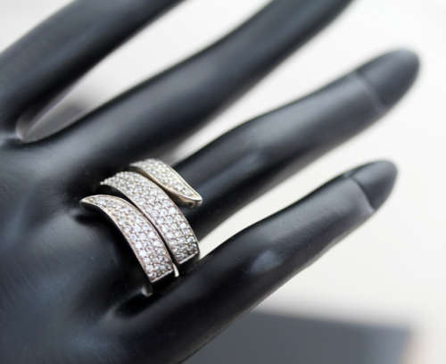 ELEGANT STERLING SILVER AND CRYSTAL RING. 925. VINTAGE PIECE CONTEMPORARY DESIGN