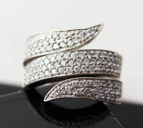 ELEGANT STERLING SILVER AND CRYSTAL RING. 925. VINTAGE PIECE CONTEMPORARY DESIGN