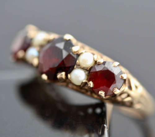 VINTAGE 3 STONE GARNET 2,26ct RING WITH SEED PEARL SPACERS 9CT YELLOW GOLD. 50 YEARS OLD! HALLMARKED