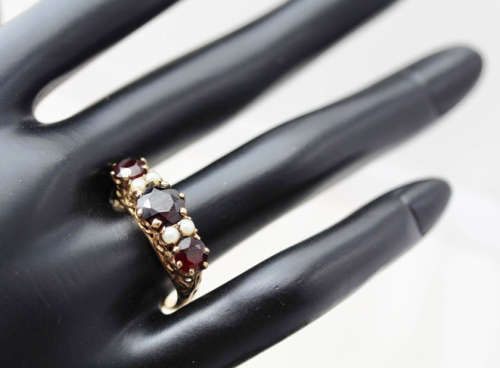 VINTAGE 3 STONE GARNET 2,26ct RING WITH SEED PEARL SPACERS 9CT YELLOW GOLD. 50 YEARS OLD! HALLMARKED