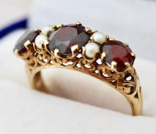 VINTAGE 3 STONE GARNET 2,26ct RING WITH SEED PEARL SPACERS 9CT YELLOW GOLD. 50 YEARS OLD! HALLMARKED