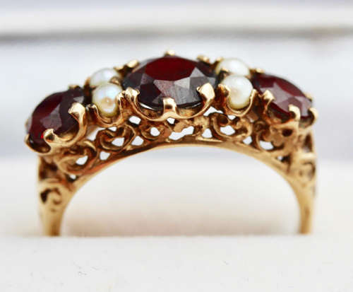 VINTAGE 3 STONE GARNET 2,26ct RING WITH SEED PEARL SPACERS 9CT YELLOW GOLD. 50 YEARS OLD! HALLMARKED