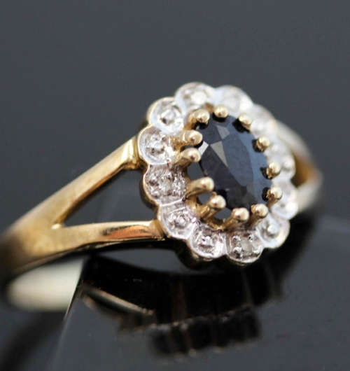 BEAUTIFUL OVAL VINTAGE SAPPHIRE AND DIAMOND 9CT YELLOW GOLD RING. *JEWELLER VALUATION R 9'543*
