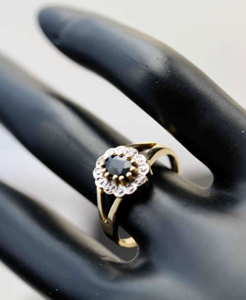 BEAUTIFUL OVAL VINTAGE SAPPHIRE AND DIAMOND 9CT YELLOW GOLD RING. *JEWELLER VALUATION R 9'543*