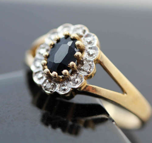 BEAUTIFUL OVAL VINTAGE SAPPHIRE AND DIAMOND 9CT YELLOW GOLD RING. *JEWELLER VALUATION R 9'543*