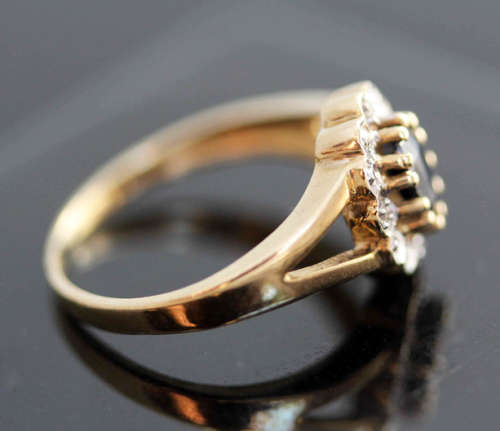 BEAUTIFUL OVAL VINTAGE SAPPHIRE AND DIAMOND 9CT YELLOW GOLD RING. *JEWELLER VALUATION R 9'543*