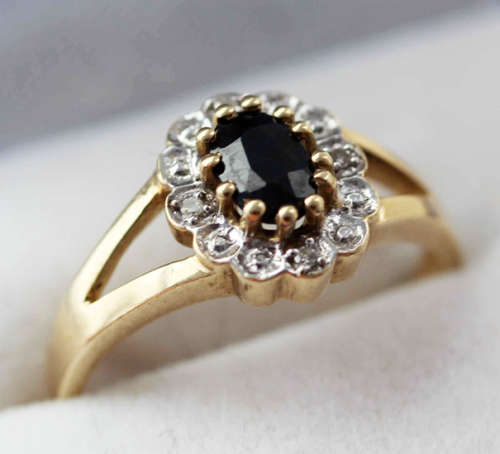 BEAUTIFUL OVAL VINTAGE SAPPHIRE AND DIAMOND 9CT YELLOW GOLD RING. *JEWELLER VALUATION R 9'543*