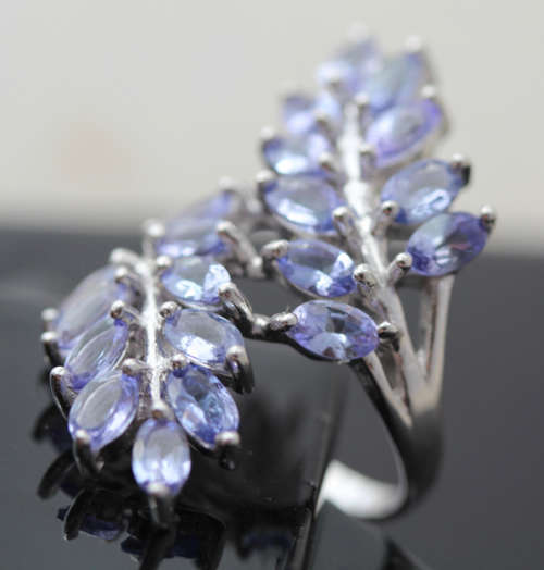 BEAUTIFUL LEAF DESIGN NATURAL TANZANITE 0,53ct GEMSTONE STERLING SILVER RING. 6,8 grams