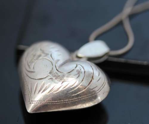 LARGE VINTAGE STERLING SILVER "PUFFY" HEART PENDANT ON STERLING SILVER CHAIN. 8,17 grams!