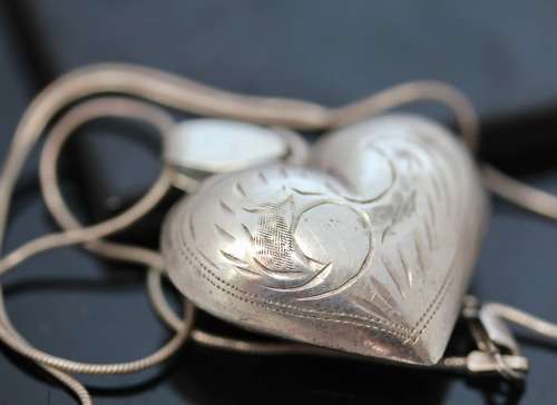 LARGE VINTAGE STERLING SILVER "PUFFY" HEART PENDANT ON STERLING SILVER CHAIN. 8,17 grams!