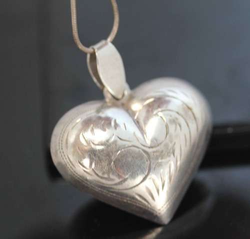 LARGE VINTAGE STERLING SILVER "PUFFY" HEART PENDANT ON STERLING SILVER CHAIN. 8,17 grams!