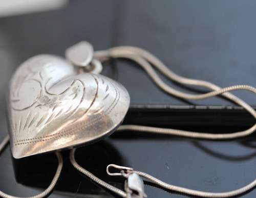 LARGE VINTAGE STERLING SILVER "PUFFY" HEART PENDANT ON STERLING SILVER CHAIN. 8,17 grams!