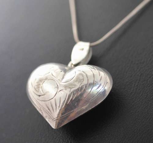 LARGE VINTAGE STERLING SILVER "PUFFY" HEART PENDANT ON STERLING SILVER CHAIN. 8,17 grams!