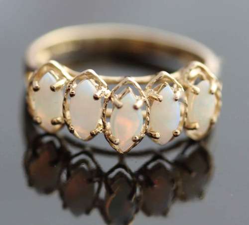 NATURAL OPAL (1,25 carats) MARQUISE CUT YELLOW GOLD RING. Sheffield Assay Hallmark.
