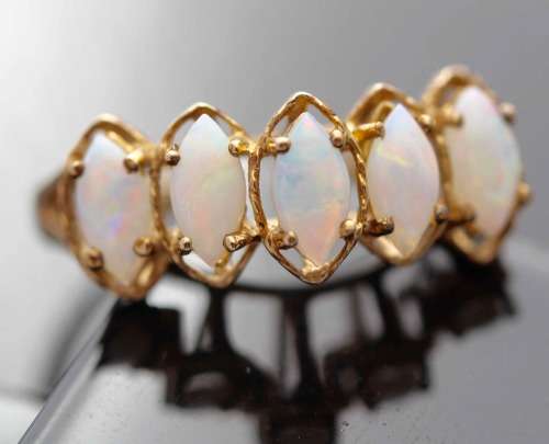 NATURAL OPAL (1,25 carats) MARQUISE CUT YELLOW GOLD RING. Sheffield Assay Hallmark.
