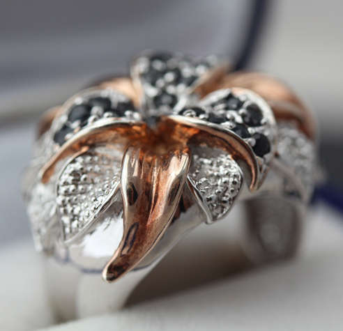 STUNNING SILVER AND COPPER RING, LEAFY DESIGN WITH DARK BLUE NATURAL QUARTZ GEMSTONES. 925