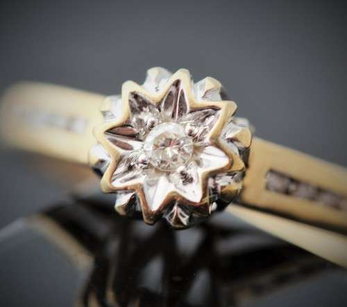 VINTAGE FLORAL DESIGN DIAMOND RING 9CT YELLOW GOLD. *JEWELLER CERTIFIED R 5'210* BIRMINGHAM ASSAY
