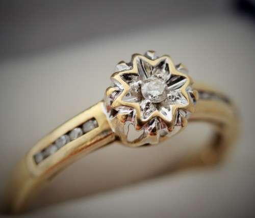 VINTAGE FLORAL DESIGN DIAMOND RING 9CT YELLOW GOLD. *JEWELLER CERTIFIED R 5'210* BIRMINGHAM ASSAY
