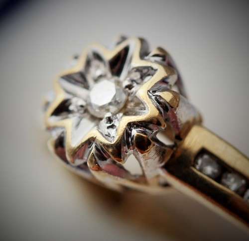 VINTAGE FLORAL DESIGN DIAMOND RING 9CT YELLOW GOLD. *JEWELLER CERTIFIED R 5'210* BIRMINGHAM ASSAY