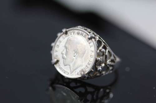 VINTAGE 1920 BRITISH COIN SET IN STERLING SILVER RING.