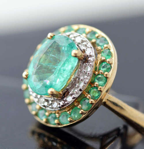 STUNNING VINTAGE ENGLISH 1,1 carat EMERALD AND DIAMOND 9CT YELLOW AND WHITE GOLD RING. 375