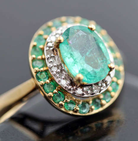 STUNNING VINTAGE ENGLISH 1,1 carat EMERALD AND DIAMOND 9CT YELLOW AND WHITE GOLD RING. 375