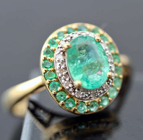 STUNNING VINTAGE ENGLISH 1,1 carat EMERALD AND DIAMOND 9CT YELLOW AND WHITE GOLD RING. 375