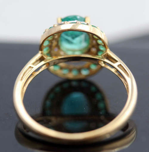 STUNNING VINTAGE ENGLISH 1,1 carat EMERALD AND DIAMOND 9CT YELLOW AND WHITE GOLD RING. 375