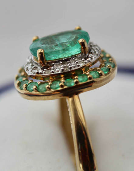 STUNNING VINTAGE ENGLISH 1,1 carat EMERALD AND DIAMOND 9CT YELLOW AND WHITE GOLD RING. 375