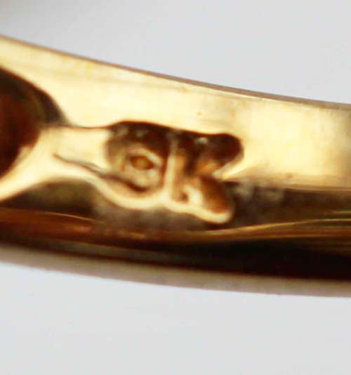 STUNNING VINTAGE ENGLISH 1,1 carat EMERALD AND DIAMOND 9CT YELLOW AND WHITE GOLD RING. 375