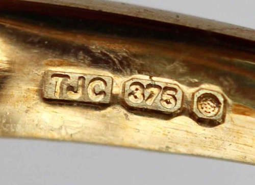 STUNNING VINTAGE ENGLISH 1,1 carat EMERALD AND DIAMOND 9CT YELLOW AND WHITE GOLD RING. 375