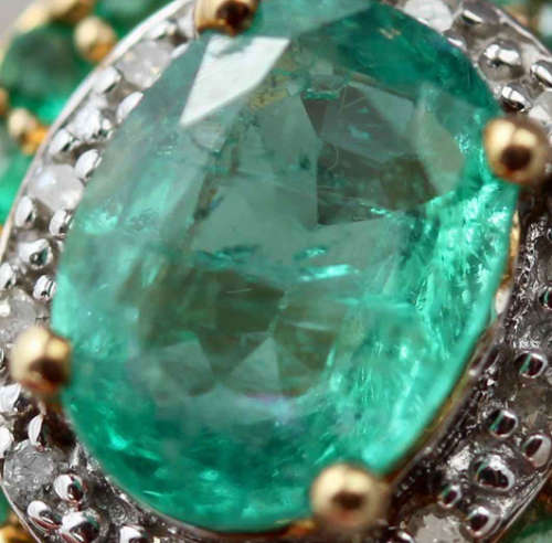 STUNNING VINTAGE ENGLISH 1,1 carat EMERALD AND DIAMOND 9CT YELLOW AND WHITE GOLD RING. 375