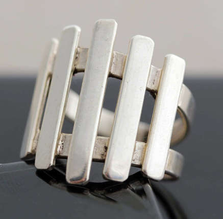 STRIKING ULTRA MODERN GEOMETRIC DESIGN RING. STERLING SILVER 925. LARGE! HEAVY (7,8 grams)